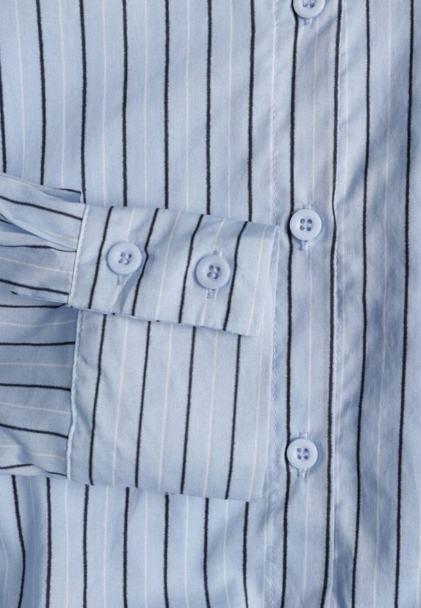 Renee - Niebieska Oversizowa Koszula z Bawełny w Pionowe Paseczki z Gumką Kadink. Okazja: na co dzień. Typ kołnierza: kołnierzyk klasyczny. Kolor: niebieski. Materiał: bawełna. Wzór: paski. Styl: elegancki, klasyczny, casual