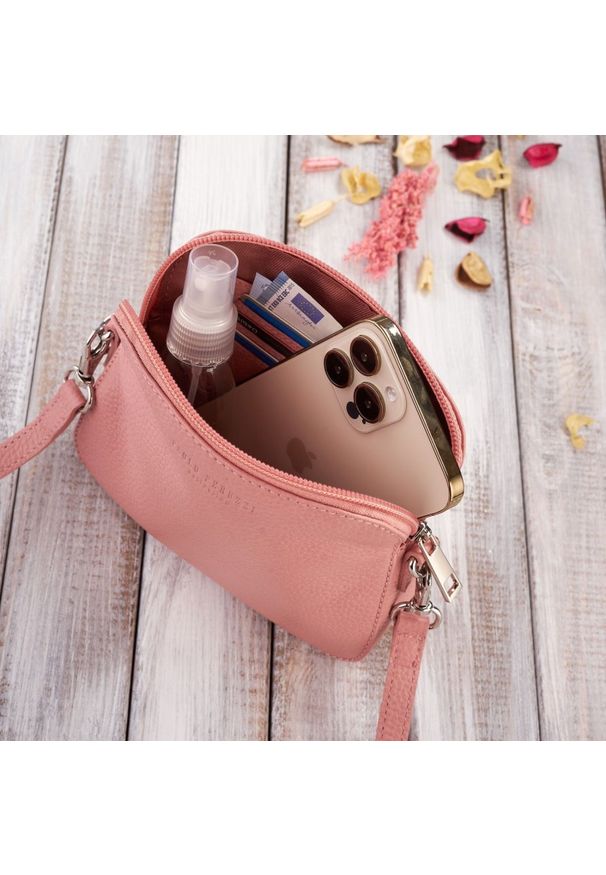 Listonoszka skórzana PAOLO PERUZZI IN-61-PI różowa. Kolor: różowy. Sezon: wiosna, zima, jesień, lato. Materiał: skórzane. Rodzaj torebki: na ramię