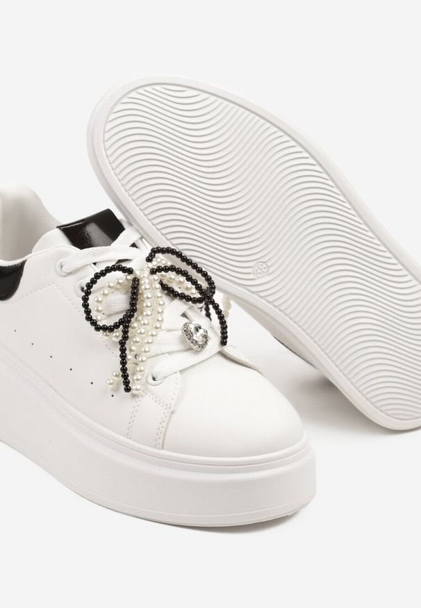 Renee - Biało-Czarne Sneakersy na Platformie z Perełkami Przy Sznurowadłach Ulianori. Okazja: na co dzień. Kolor: biały. Materiał: jeans. Wzór: aplikacja. Sezon: jesień, wiosna. Obcas: na platformie