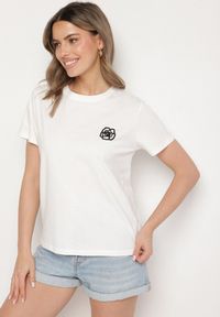 Born2be - Biały T-shirt z Bawełny Ozdobiony Naszywką Firolee. Okazja: na co dzień. Kolor: biały. Materiał: bawełna. Wzór: aplikacja. Styl: casual