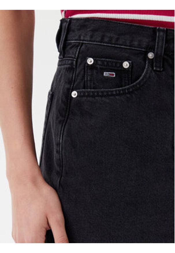 Tommy Jeans Spódnica jeansowa DW0DW21275 Czarny Mom Fit. Kolor: czarny. Materiał: bawełna
