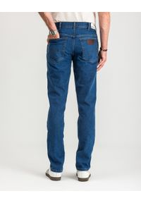 Wrangler - MĘSKIE SPODNIE JEANSOWE WRANGLER TEXAS SLIM GAME ON W12ST112E 112126517. Długość: krótkie. Wzór: jednolity, napisy, aplikacja. Sezon: lato. Styl: klasyczny, retro #5