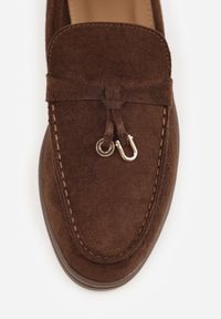 Born2be - Brązowe Mokasyny z Imitacji Zamszu z Ozdobnym Przeszyciem i Zawieszką Veleyra. Okazja: na co dzień, do pracy, na spotkanie biznesowe. Kolor: brązowy. Materiał: zamsz. Styl: biznesowy, klasyczny, casual #2