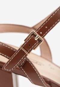 Born2be - Brązowe Sandały na Słupku z Metaliczną Ozdobą w Etnicznym Stylu Vensara. Okazja: na co dzień. Zapięcie: pasek. Kolor: brązowy. Materiał: len. Wzór: aplikacja. Sezon: lato. Obcas: na słupku. Styl: casual, elegancki #4