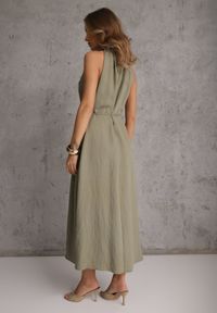 Renee - Zielona Sukienka Bez Rękawów z Wiskozy z Ozdobnym Dekoltem i Wiązaniem w Talii Azeira. Okazja: na co dzień. Kolekcja: plus size. Kolor: zielony. Materiał: wiskoza. Długość rękawa: bez rękawów. Typ sukienki: dla puszystych. Styl: casual #3