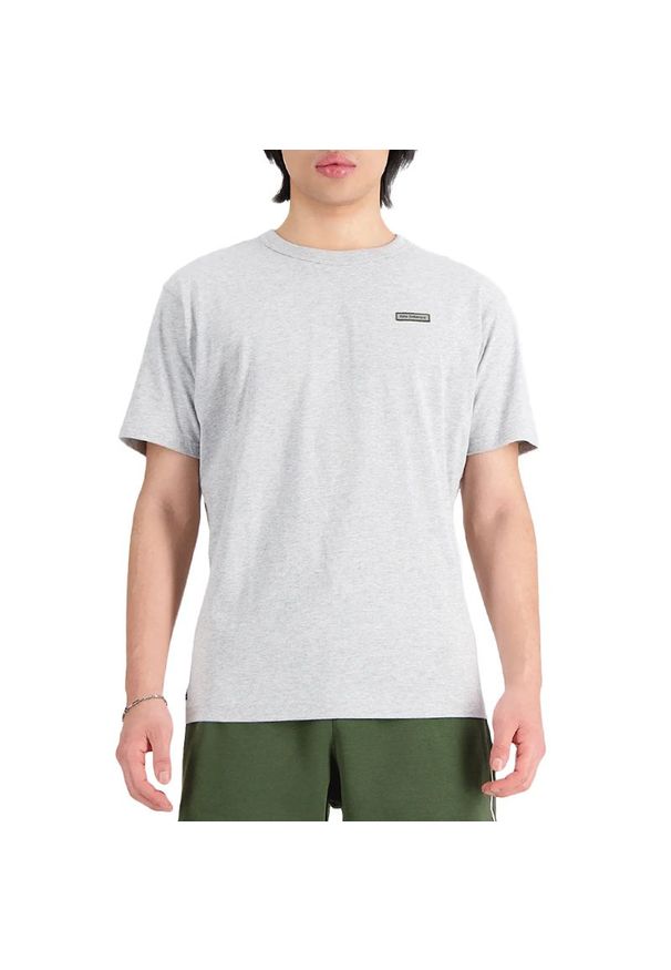 Koszulka New Balance MT33517AG - szara. Kolor: szary. Materiał: bawełna. Długość rękawa: krótki rękaw. Długość: krótkie. Wzór: nadruk, napisy
