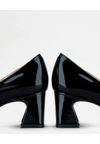 TOD'S - Czarne buty na obcasie. Nosek buta: okrągły. Kolor: czarny. Materiał: lakier, guma. Wzór: aplikacja, geometria. Obcas: na obcasie. Styl: klasyczny, elegancki. Wysokość obcasa: średni #7