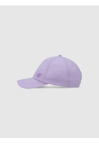 4f - Czapka z daszkiem strapback dziecięca - fioletowa. Kolor: fioletowy. Materiał: syntetyk, materiał. Sezon: lato. Styl: sportowy