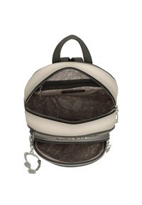 Plecak damski Anekke, z dekoracyjnym nadrukiem i metalowym logo zapinany na zamek z wygodną rączką regulowanymi szelkami oraz ozdobnym brelokiem, sza. Kolor: szary. Materiał: materiał. Wzór: nadruk. Styl: casual, elegancki #10