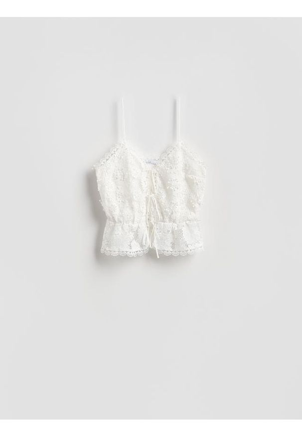 Reserved - Top z ażurowym wzorem - biały. Kolor: biały. Materiał: tkanina. Wzór: ażurowy