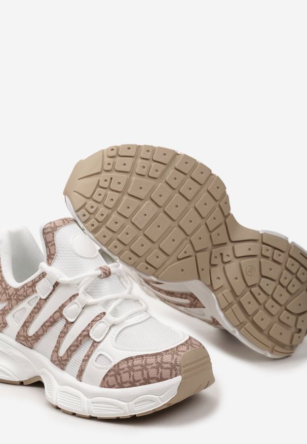 Renee - Ciemnobeżowe Sneakersy Ozdobione Tłoczeniem i Wstawkami Keladavia. Kolor: beżowy. Materiał: jeans. Wzór: aplikacja