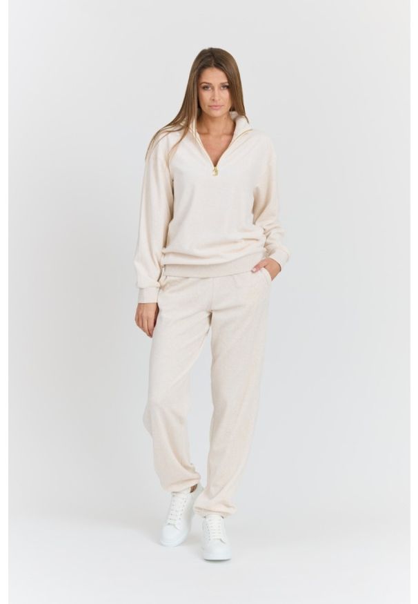 Juicy Couture - JUICY COUTURE Damska beżowa bluza Pete Pullover Gold, Rozmiar XS. Okazja: na co dzień. Typ kołnierza: bez kaptura. Kolor: beżowy. Materiał: poliester, bawełna, materiał. Długość rękawa: długi rękaw. Długość: długie. Styl: casual, elegancki