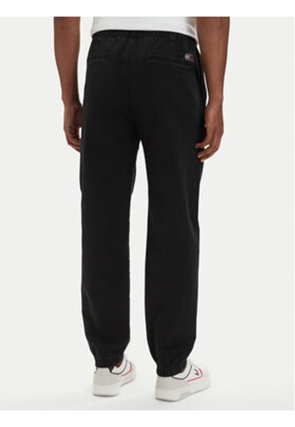 Tommy Jeans Joggery DM0DM22819 Czarny Tapered Fit. Kolor: czarny. Materiał: bawełna