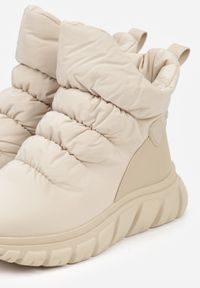 Renee - Ciemnobeżowe Śniegowce na Platformie z Tłoczeniem i Pikowaną Cholewką Resisia. Okazja: na co dzień. Kolor: beżowy. Materiał: puch. Szerokość cholewki: normalna. Sezon: zima. Obcas: na platformie. Styl: casual #6