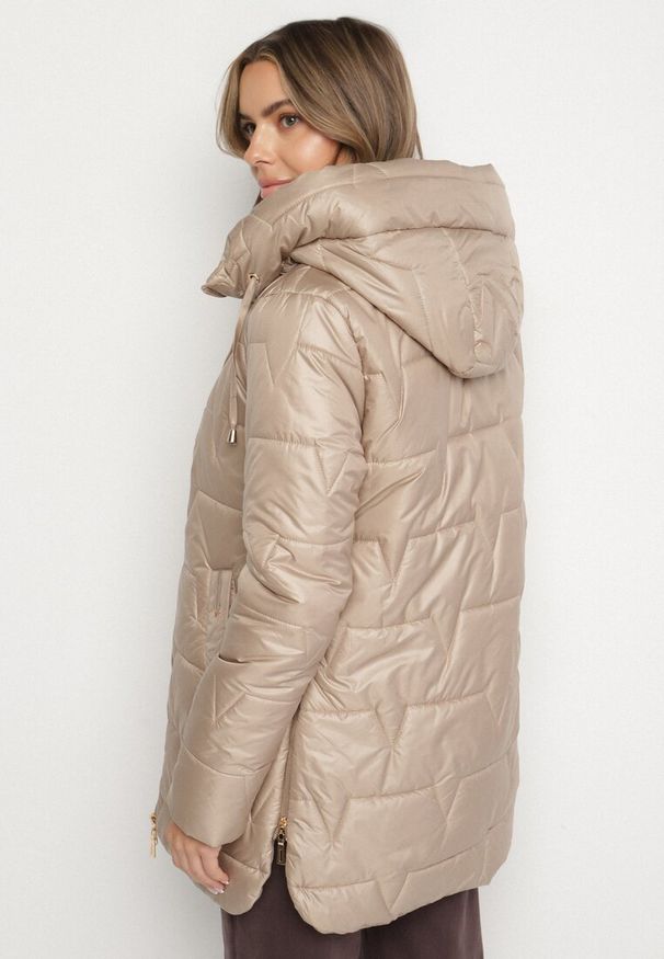 Born2be - Beżowa Pikowana Kurtka Przejściowa z Bocznymi Suwakami i Kapturem Soralessa. Okazja: do pracy, na co dzień, na spotkanie biznesowe. Kolor: beżowy. Materiał: jeans, dzianina. Długość rękawa: długi rękaw. Długość: długie. Styl: biznesowy, casual