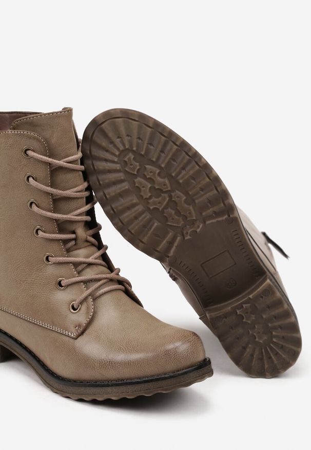 Renee - Ciemnobeżowe Sznurowane Botki Workery na Płaskiej Podeszwie Ozdobione Suwakiem Tarinda. Okazja: na co dzień. Nosek buta: okrągły. Kolor: beżowy. Materiał: jeans. Wzór: aplikacja. Obcas: na płaskiej podeszwie. Styl: wizytowy, rockowy, casual