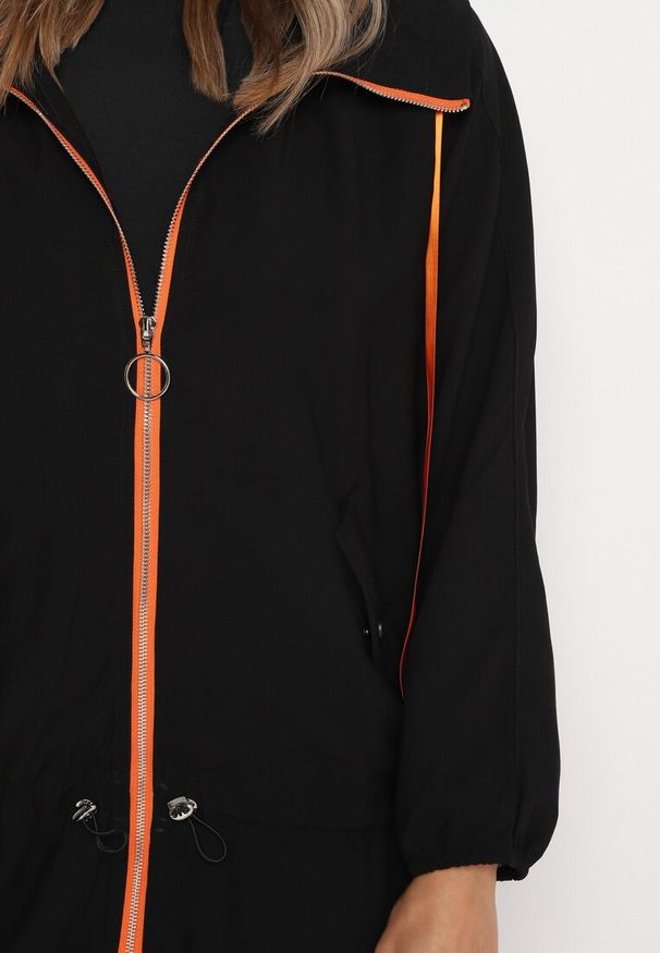 Born2be - Czarna Kurtka Jednorzędowa z Bawełną Kapturem i Wstążką Zakończona Ściągaczem Martinis. Okazja: na co dzień. Kolor: czarny. Materiał: bawełna. Wzór: aplikacja. Styl: casual, elegancki, klasyczny