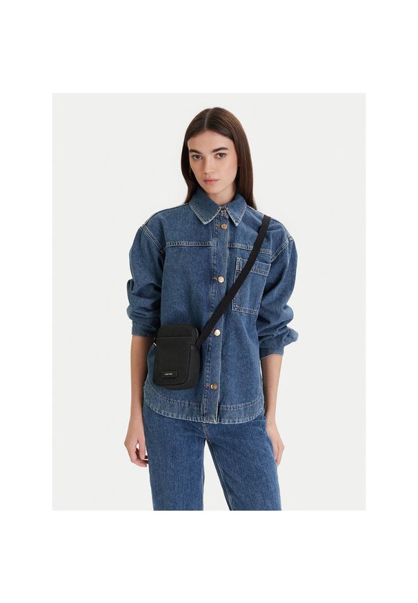 Saszetka Calvin Klein. Kolor: czarny