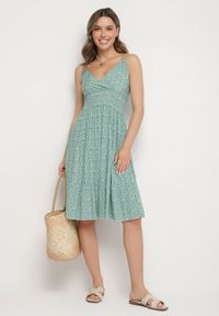 Born2be - Zielona Bawełniana Sukienka o Rozkloszowanym Kroju na Ramiączkach w Kwiatowy Wzór Mirindra. Okazja: na spacer. Typ kołnierza: dekolt w kształcie V. Kolor: zielony. Materiał: bawełna. Długość rękawa: na ramiączkach. Wzór: kwiaty. Sezon: lato. Styl: klasyczny #7