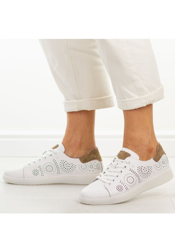 Białe skórzane ażurowe półbuty damskie Filippo Dp7681/26. Okazja: na co dzień. Nosek buta: okrągły. Zapięcie: sznurówki. Kolor: biały. Szerokość cholewki: normalna. Wzór: ażurowy. Materiał: skóra. Sezon: wiosna, lato, jesień. Obcas: na koturnie. Styl: casual, klasyczny