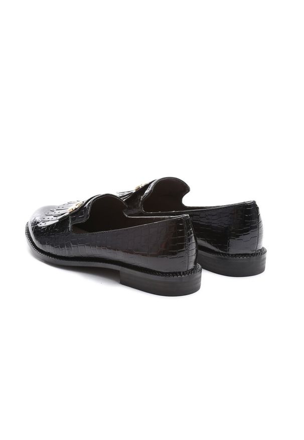 Born2be - Czarne Mokasyny z Lakierowanej Ekoskóry Ozdobione Metaliczną Wstawką i Frędzlami Calatres. Kolor: czarny. Materiał: lakier. Wzór: aplikacja