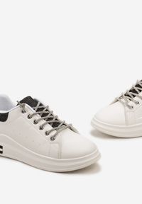 Born2be - Biało-Czarne Sneakersy z Biżuteryjnym Wiązaniem i Brokatowymi Wstawkami Eleria. Kolor: biały. Wzór: aplikacja #4