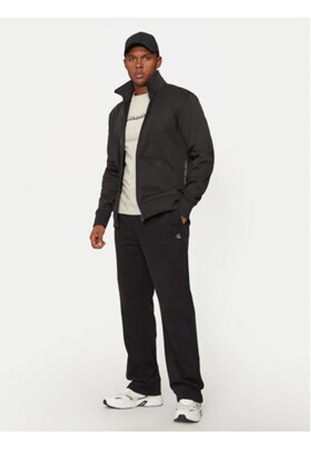 Calvin Klein Jeans Spodnie dresowe J30J326749 Czarny Regular Fit. Kolor: czarny. Materiał: bawełna