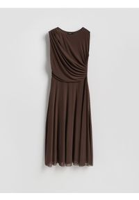 Reserved - Sukienka midi - ciemnobrązowy. Kolor: brązowy. Materiał: tkanina. Typ sukienki: proste. Długość: midi #1