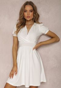 Renee - Biała Sukienka Agamia. Kolor: biały. Materiał: dzianina. Długość rękawa: krótki rękaw. Typ sukienki: kopertowe. Długość: mini #3