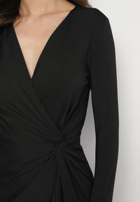 Born2be - Czarna Sukienka z Efektownym Marszczeniem i Rozcięciem z Wiskozą Kliheria. Okazja: na co dzień. Kolor: czarny. Materiał: wiskoza. Długość rękawa: długi rękaw. Styl: klasyczny, casual, elegancki #6