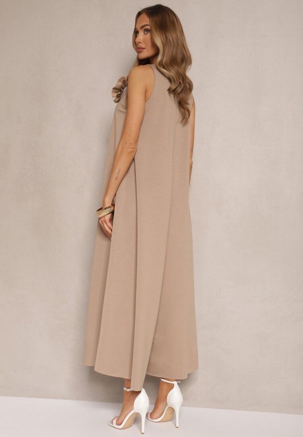 Renee - Ciemnobeżowy Kombinezon z Wiskozą Ozdobiona Kwiatem Broszką 3D Solio. Okazja: na co dzień. Kolor: beżowy. Materiał: wiskoza. Długość: długie. Wzór: aplikacja, kwiaty. Styl: casual, elegancki