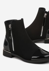 Renee - Czarne Botki Sztyblety z Lakierowaną Wstawką Zewdisa. Kolor: czarny. Materiał: lakier. Styl: klasyczny #5
