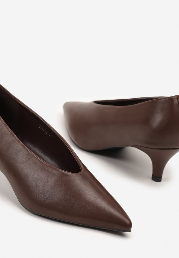 Born2be - Brązowe Klasyczne Czółenka na Obcasie Kaczuszce Rilorelia. Okazja: na co dzień. Kolor: brązowy. Materiał: len. Obcas: na obcasie. Styl: klasyczny. Wysokość obcasa: średni