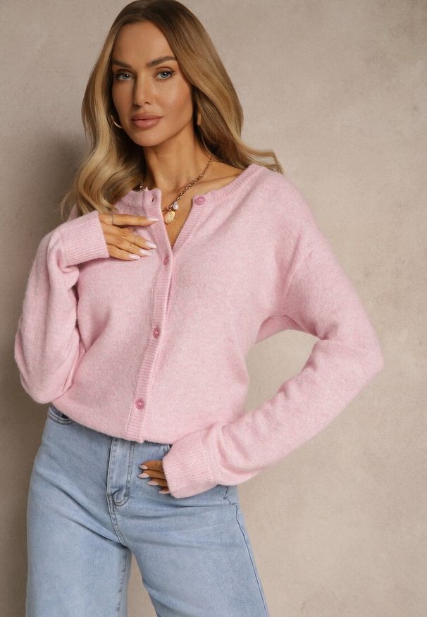 Renee - Różowy Klasyczny Kardigan z Zaokrąglonym Dekoltem Reonira. Okazja: na co dzień. Kolor: różowy. Materiał: jeans. Styl: klasyczny