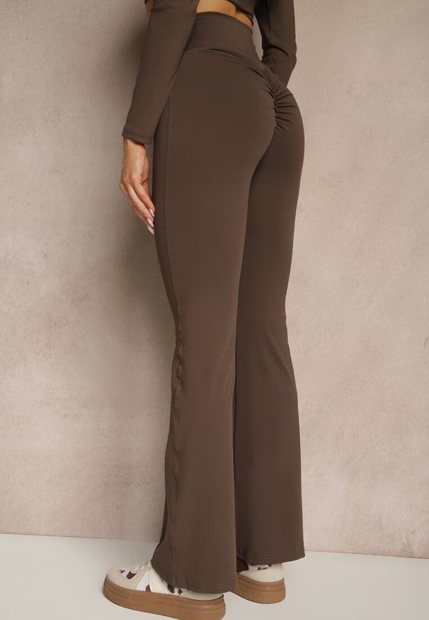 Renee - Brązowe Legginsy Dzwony High Waist Orruvana. Stan: podwyższony. Kolor: brązowy. Materiał: tkanina