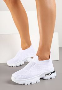 Renee - Białe Buty Sportowe Sneakersy Ozdobione Metaliczną Aplikacją Ellevira. Okazja: na co dzień. Kolor: biały. Materiał: jeans. Wzór: aplikacja