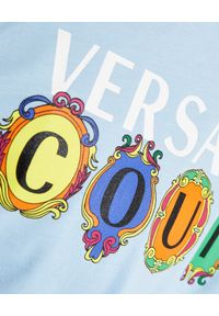 Versace Jeans Couture - VERSACE JEANS COUTURE - Niebieska koszulka z logo marki. Kolor: niebieski. Materiał: bawełna. Wzór: kolorowy, nadruk #4