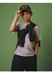 4f - 4F T-shirt regular z nadrukiem chłopięcy - beżowy 140 (9-10 lat). Okazja: na co dzień. Kolor: beżowy. Materiał: dzianina, bawełna. Wzór: nadruk. Sezon: lato. Styl: casual #1