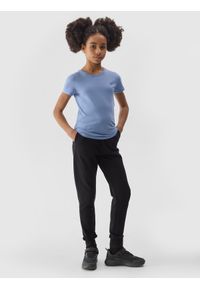 4F JUNIOR - Spodnie dresowe joggery dziewczęce - czarne. Okazja: na co dzień. Kolor: czarny. Materiał: dresówka. Wzór: ze splotem, gładki. Styl: casual, sportowy