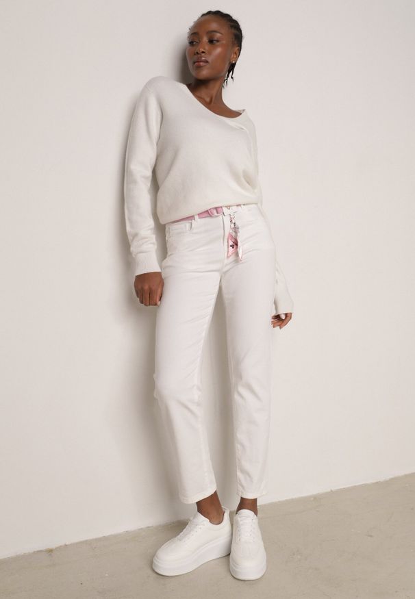Born2be - Białe Jeansy z Bawełną i Wiskozą o Kroju Mom Fit z Apaszką i Paskiem Hetirae. Okazja: na co dzień. Kolor: biały. Styl: casual, elegancki