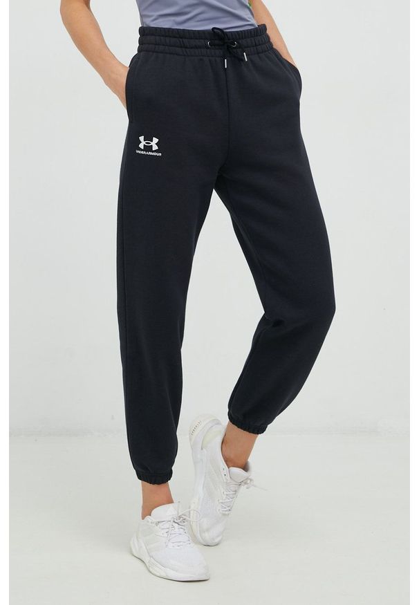 Under Armour spodnie dresowe damskie kolor czarny gładkie. Stan: podwyższony. Kolor: czarny. Materiał: dresówka. Wzór: gładki