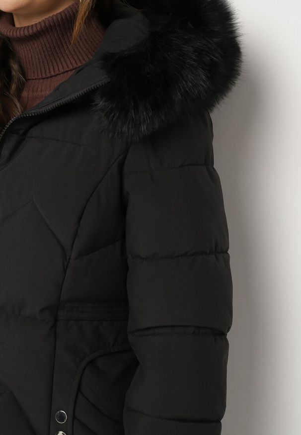 Born2be - Czarna Pikowana Kurtka o Taliowanym Kroju z Kapturem z Futerkiem Sintinnella. Okazja: na co dzień. Typ kołnierza: kaptur. Kolor: czarny. Materiał: futro. Sezon: zima, jesień. Styl: casual, elegancki