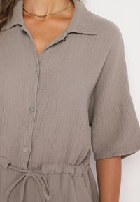 Born2be - Ciemnobeżowy Muślinowy Kombinezon z Bawełny Wiązany w Talii z Guzikami Dlirena. Kolor: beżowy. Materiał: bawełna. Długość rękawa: krótki rękaw. Długość: krótkie. Styl: elegancki #2