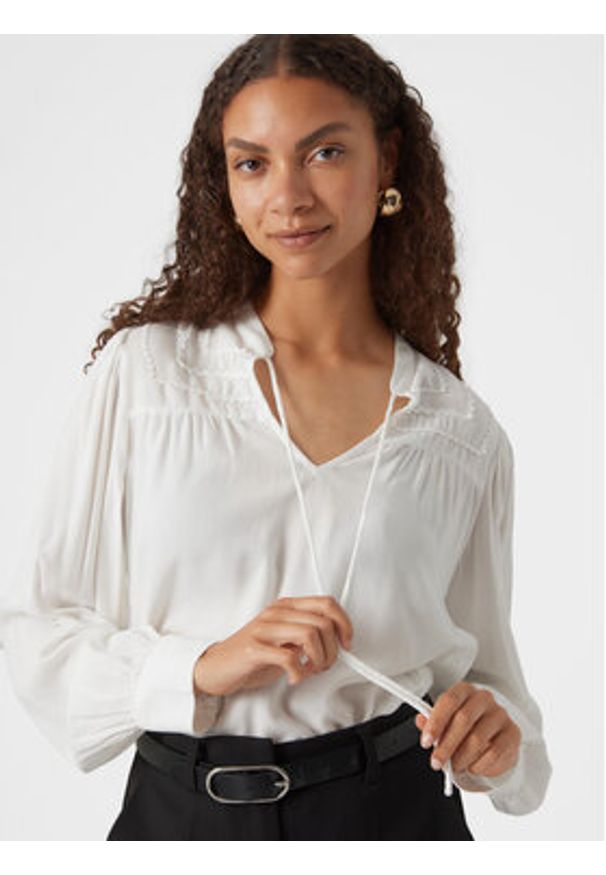 Vero Moda Bluzka Bumpy 10300602 Biały Regular Fit. Kolor: biały. Materiał: wiskoza