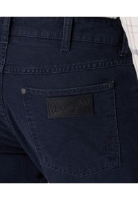 Wrangler - WRANGLER GREENSBORO MĘSKIE SPODNIE MATERIAŁOWE JEANSY DARK NAVY W15QDRXAE 112334235. Materiał: jeans, materiał #4