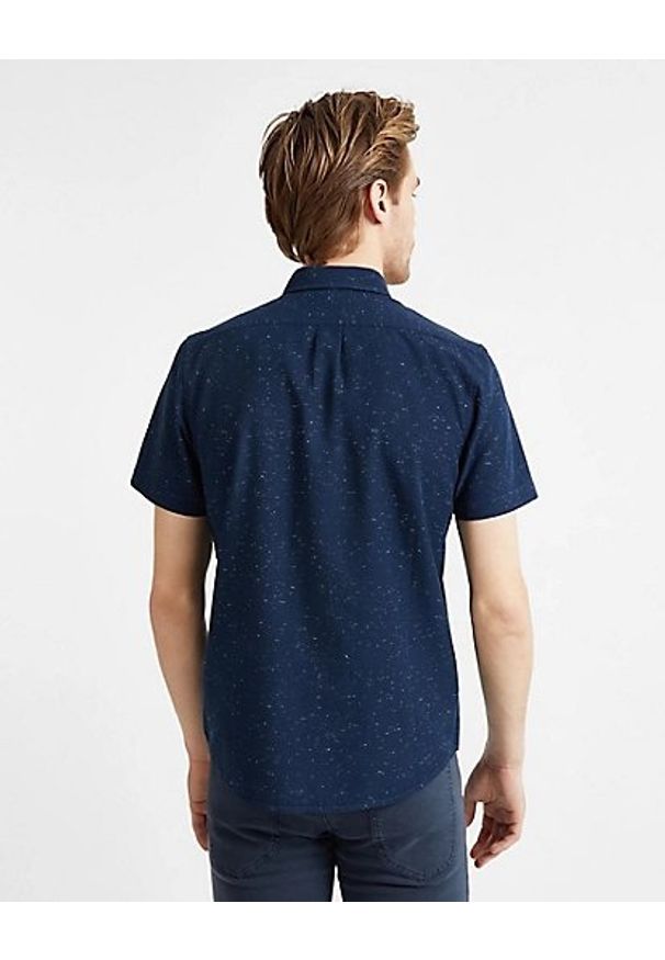 Lee - LEE SS BUTTON DOWN MĘSKA KOSZULA REGULAR SKY CAPTAIN L886TLHY 112123702. Typ kołnierza: button down