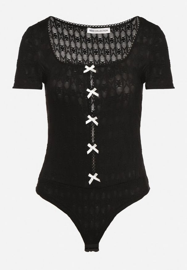 Born2be - Czarne Dopasowane Body z Tłoczonej Tkaniny Zdobione Wycięciami z Kokardkami Redelina. Okazja: na co dzień. Typ kołnierza: kokarda. Kolor: czarny. Materiał: tkanina. Długość rękawa: krótki rękaw. Długość: krótkie. Wzór: aplikacja. Styl: casual, elegancki