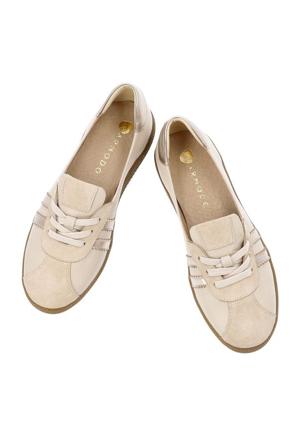 Trampki damskie Armodo, z łączonych materiałów ze skórą naturalną i zamszowymi wstawkami na cholewce sznurowana konstrukcja z metalicznymi paskami, b. Okazja: na co dzień. Zapięcie: pasek. Kolor: beżowy. Materiał: skóra, zamsz, materiał. Szerokość cholewki: normalna. Wzór: aplikacja. Styl: klasyczny, casual, sportowy