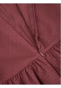 COCCODRILLO - Coccodrillo Sukienka codzienna ZC3128103CGK Bordowy Regular Fit. Okazja: na co dzień. Kolor: czerwony. Materiał: bawełna. Typ sukienki: proste. Styl: casual #4