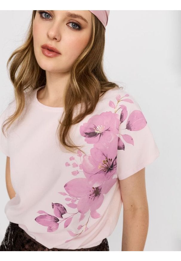 Sinsay - Bawełniana koszulka z krótkim rękawem i motywem kwiatowym - różowy. Kolor: różowy. Materiał: bawełna. Długość rękawa: krótki rękaw. Długość: krótkie. Wzór: kwiaty